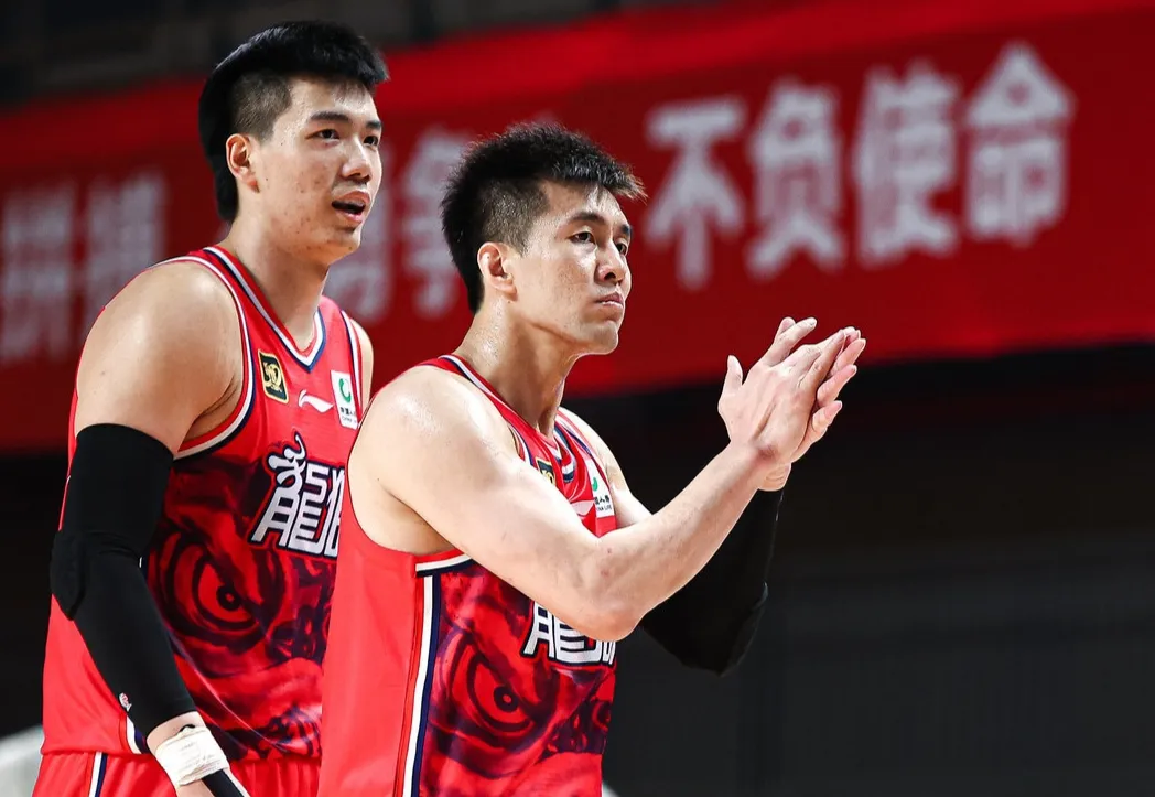 关于国际比赛日广州队调整名单以备CBA季后赛；篮板制胜环节打磨；更衣室稳定；赛程密集仍需轮换的信息-爱游戏ayx官方入口